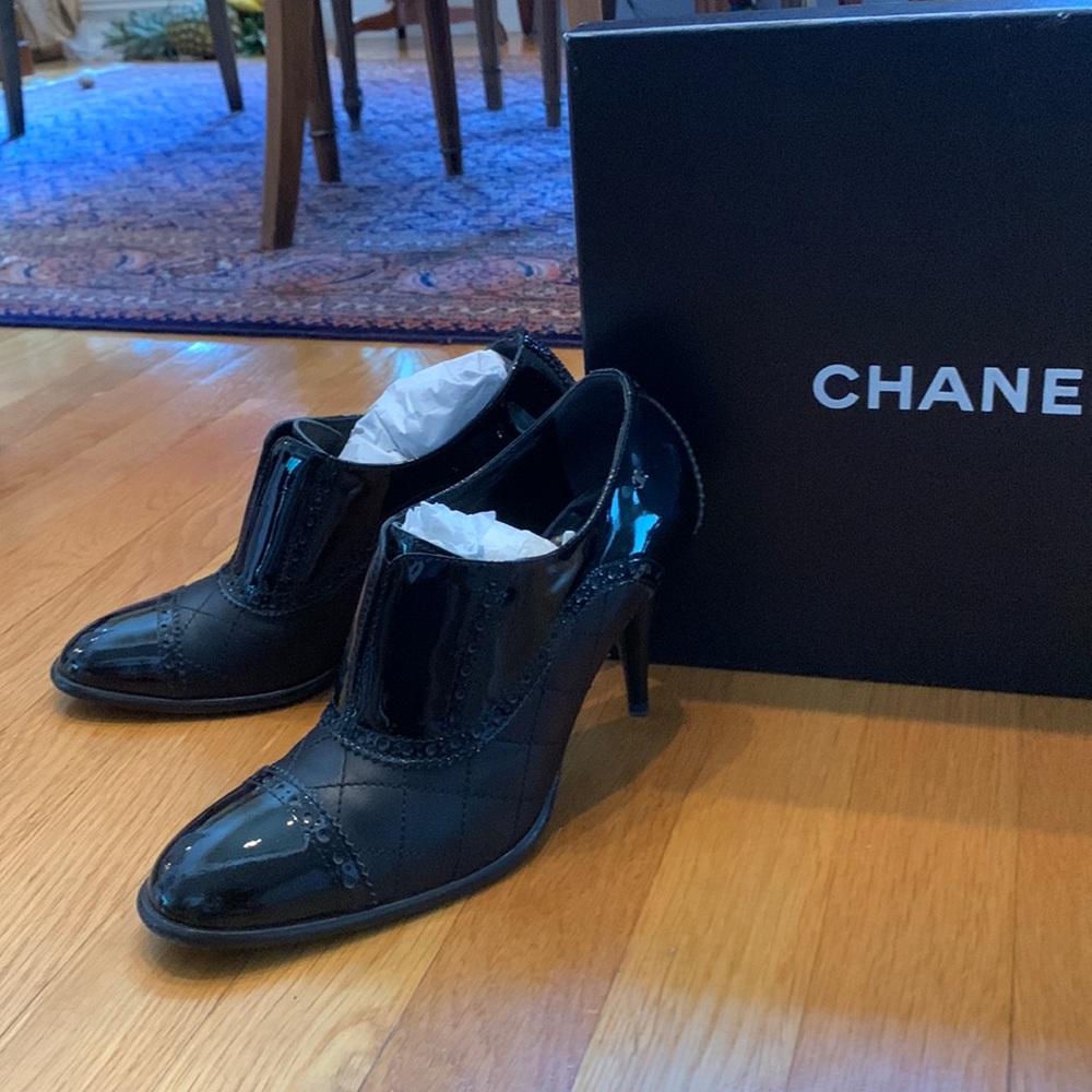 Chanel black quilt/patent leather booties| lightly worn